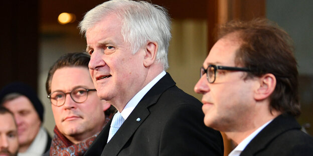 Die CSU-Politiker Andreas Scheuer (l), Horst Seehofer und Alexander Dobrindt. Die CSU-Politiker Andreas Scheuer (l), Horst Seehofer und Alexander Dobrindt.