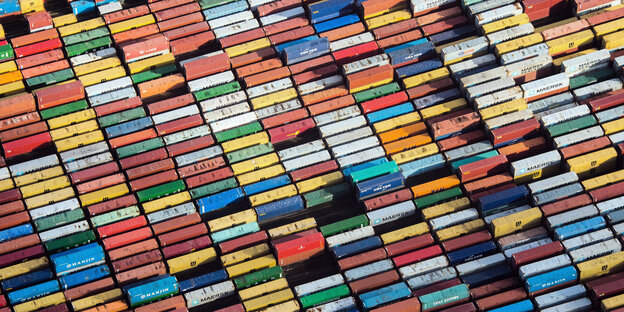 Viele Container nebeneinander Viele Container nebeneinander