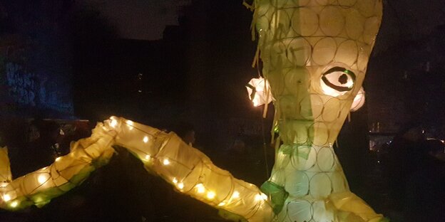 Eine Laterne in Form einer Krake leuchtet in der Nacht Eine Laterne in Form einer Krake leuchtet in der Nacht
