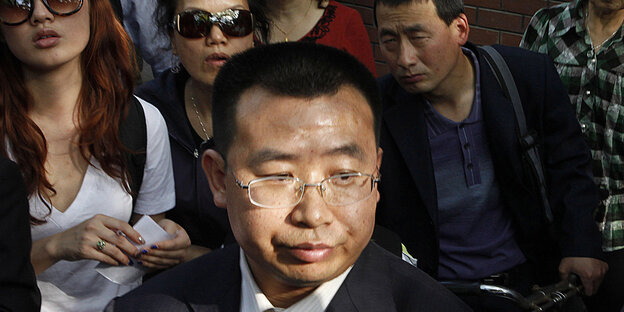 Jiang Tianyong im Anzug, hinter ihm andere Menschen Jiang Tianyong im Anzug, hinter ihm andere Menschen