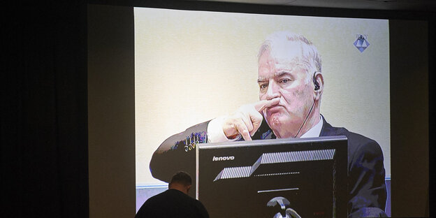 Radko Mladic auf einer Leinwand zieht Grimassen