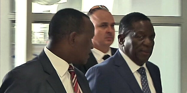 Emmerson Mnangagwa geht im dunkelblauen Anzug und mit ernstem Gesicht Emmerson Mnangagwa geht im dunkelblauen Anzug und mit ernstem Gesicht