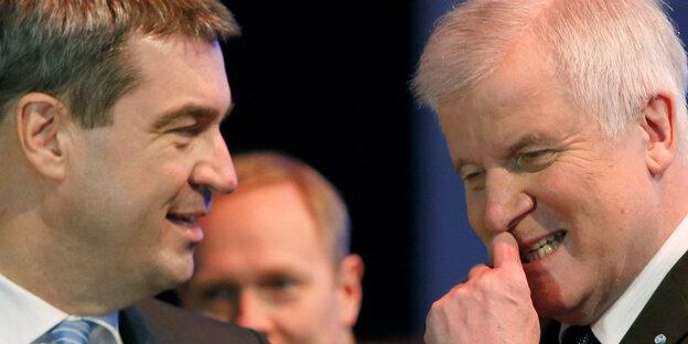 Markus Söder und Horst Seehofer sprechen miteinander Markus Söder und Horst Seehofer sprechen miteinander