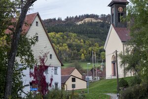 Blick ins Dorf Ratshausen auf der Schwäbischen Alb Blick ins Dorf Ratshausen auf der Schwäbischen Alb