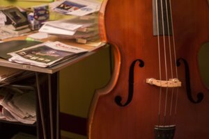 Im Wohnzimmer von Irmgard Kolbe lehnt ein Kontrabass am Tisch Im Wohnzimmer von Irmgard Kolbe lehnt ein Kontrabass am Tisch
