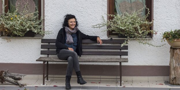 Irmgard Kolbe sitzt auf einer Bank vor ihrem Haus Irmgard Kolbe sitzt auf einer Bank vor ihrem Haus