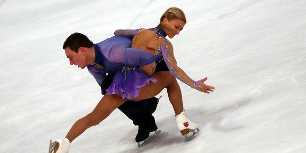 Ein Eiskunstlaufpaar bei einer Pirouette Ein Eiskunstlaufpaar bei einer Pirouette