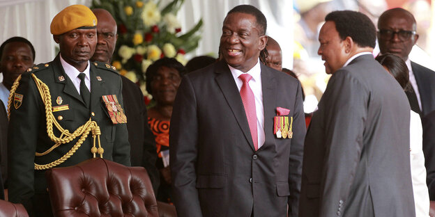 Einige Männer, darunter Emmerson Mnangagwa Einige Männer, darunter Emmerson Mnangagwa