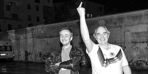 Jan Böhmermann hat die Arme verschränkt, William Cohn zeigt den Mittelfinger Jan Böhmermann hat die Arme verschränkt, William Cohn zeigt den Mittelfinger