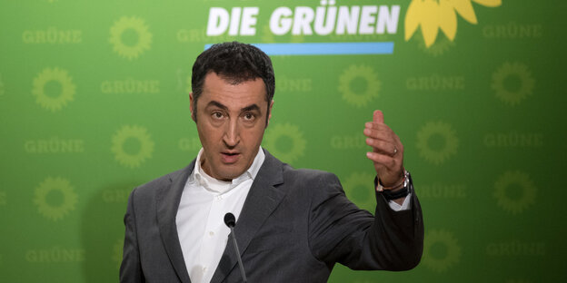 Cem Özdemir vor grünem Hintergrund Cem Özdemir vor grünem Hintergrund