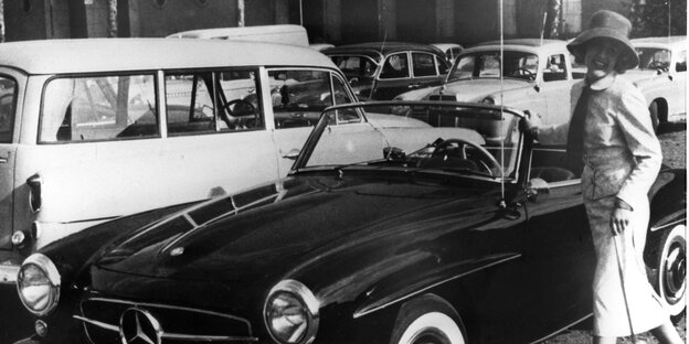 Frankfurter Prostituierte Rosemarie Nitribitt steht vor ihrem Wagen Frankfurter Prostituierte Rosemarie Nitribitt steht vor ihrem Wagen