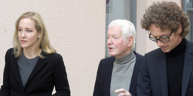 Meike, Anton und Lars Schlecker stehen vor einer Wand Meike, Anton und Lars Schlecker stehen vor einer Wand
