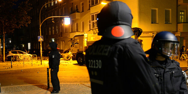Behelmte Polizisten in der Rigaer Straße Behelmte Polizisten in der Rigaer Straße