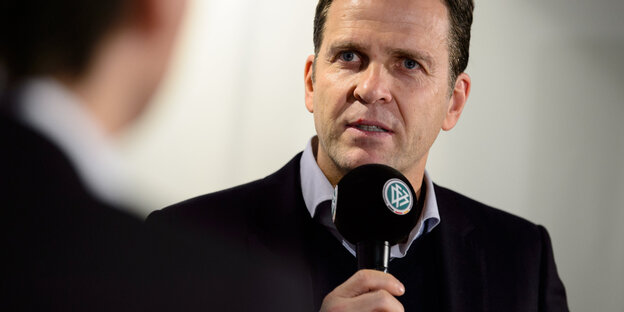Ein Mann mit Mikro, Oliver Bierhoff Ein Mann mit Mikro, Oliver Bierhoff