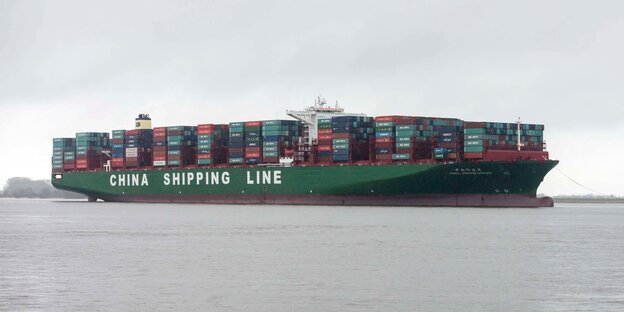 Ein vollbelandenes Containerschiff liegt gestrandet in der Elbe bei Hamburg Ein vollbelandenes Containerschiff liegt gestrandet in der Elbe bei Hamburg