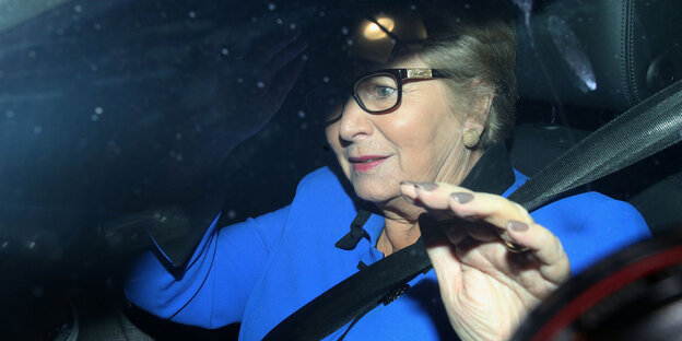 Frances Fitzgerald am Steuer ihres Wagens Frances Fitzgerald am Steuer ihres Wagens
