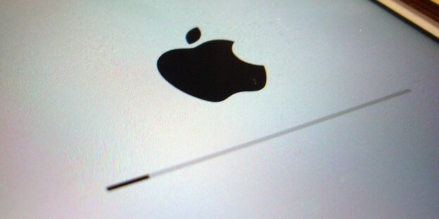 Apple-Logo und Update-Fortschrittsbalken auf einem Computermonitor Apple-Logo und Update-Fortschrittsbalken auf einem Computermonitor