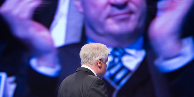 Horst Seehofer von hinten fotografiert Horst Seehofer von hinten fotografiert