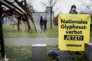 Ein Mann hält ein Schild, auf dem steht: Nationales Glyphosatverbot jetzt. Ein Mann hält ein Schild, auf dem steht: Nationales Glyphosatverbot jetzt.