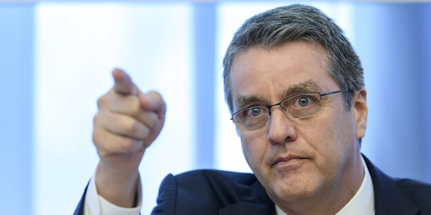 Porträt Roberto Azevêdo. Er zeigt mit dem Finger in Richtung Kamera Porträt Roberto Azevêdo. Er zeigt mit dem Finger in Richtung Kamera
