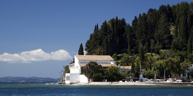 Eine Villa und Boote am Meer Eine Villa und Boote am Meer
