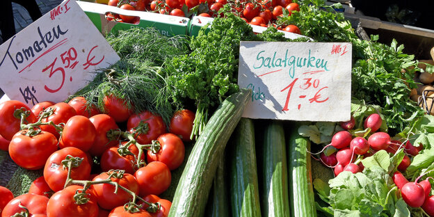 Gurken und Tomaten auf dem Markt Gurken und Tomaten auf dem Markt