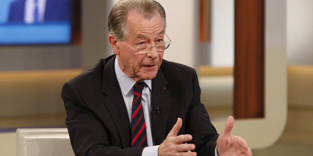 Mann in Anzug mit Brille - es ist der SPD-Politiker Franz Müntefering Mann in Anzug mit Brille - es ist der SPD-Politiker Franz Müntefering