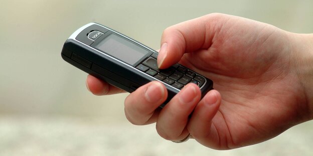 Eine Person hält ein Nokia-Testentelefon in der Hand Eine Person hält ein Nokia-Testentelefon in der Hand