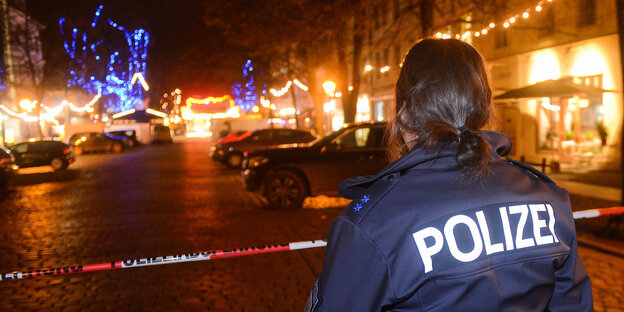 Polizei sichert Weihnachtsmarktgelände Polizei sichert Weihnachtsmarktgelände