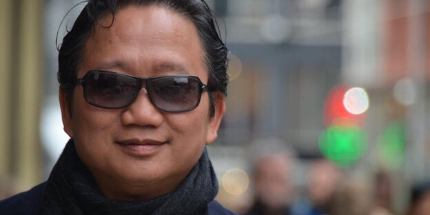 Ein Mann mit Sonnenbrille in Nahaufnahme, es ist Trinh Xuan Thanh. Ein Mann mit Sonnenbrille in Nahaufnahme, es ist Trinh Xuan Thanh.