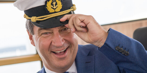Markus Söder posiert mit einer Kapitänsmütze Markus Söder posiert mit einer Kapitänsmütze