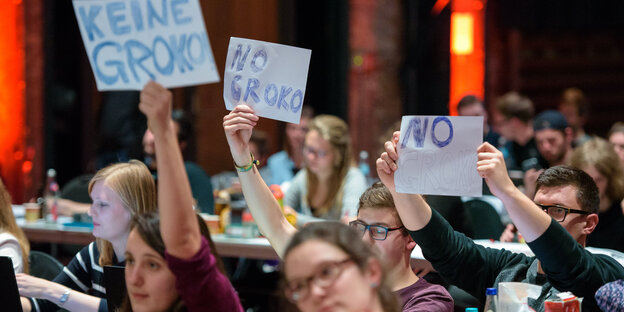Delegierte halten auf dem Juso-Bundeskongress Schilder mit ihrem Nein zur Großen Koalition hoch Delegierte halten auf dem Juso-Bundeskongress Schilder mit ihrem Nein zur Großen Koalition hoch