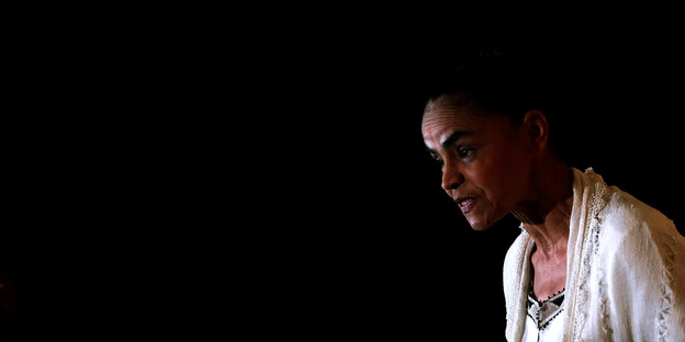 Marina Silva vor einer schwarzen Wand Marina Silva vor einer schwarzen Wand