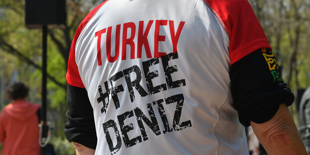 Protestshirt mit dem Aufdruck "Free Deniz" Protestshirt mit dem Aufdruck "Free Deniz"