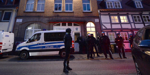 Polizisten vor einem Haus Polizisten vor einem Haus