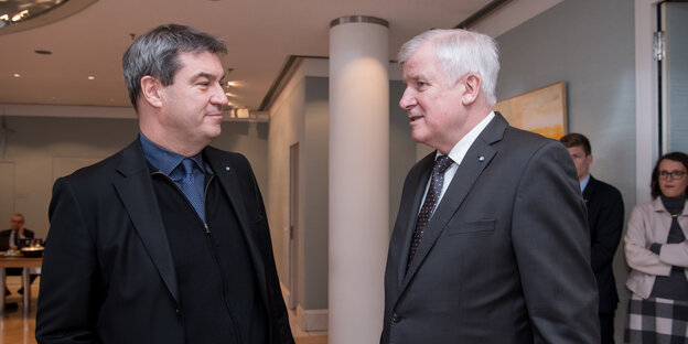 Söder und Seehofer im Profil, bei einer Sitzung in der bayerischen Staatskanzlei Söder und Seehofer im Profil, bei einer Sitzung in der bayerischen Staatskanzlei