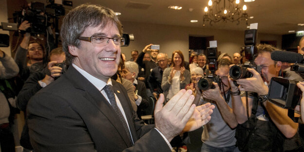 Carles Puigdemont von Fotografen umringt Carles Puigdemont von Fotografen umringt