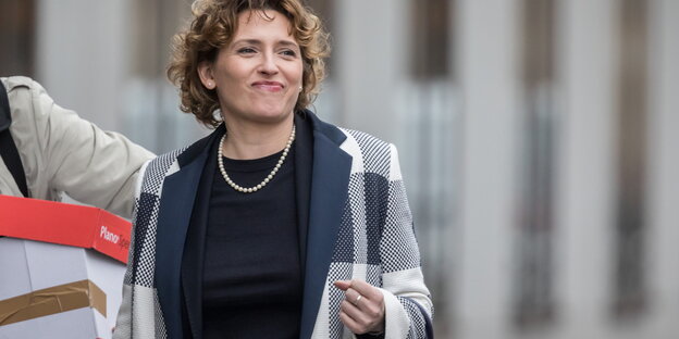 Nicola Beer läuft auf der Straße und grinst Nicola Beer läuft auf der Straße und grinst