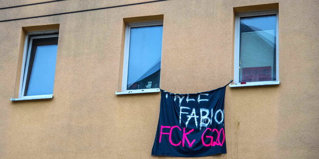 An einem Haus hängt ein Transparent: „Fabio FCK G20“ An einem Haus hängt ein Transparent: „Fabio FCK G20“