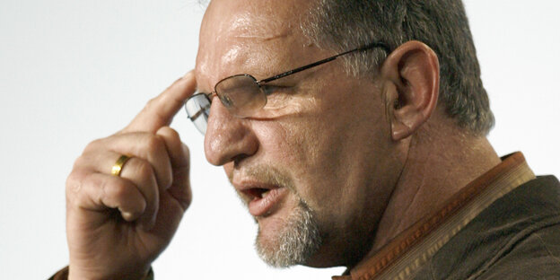 Der Ex-Boxer Lothar Kannenberg tippt mit dem Zeigefinger an seine Stirn Der Ex-Boxer Lothar Kannenberg tippt mit dem Zeigefinger an seine Stirn