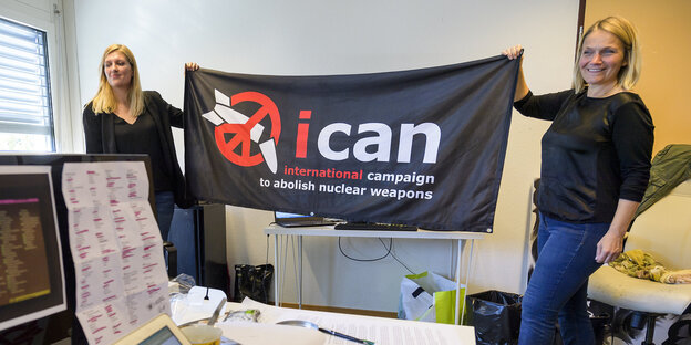 ICAN-Kampaignerinnen halten ein Transparent hoch ICAN-Kampaignerinnen halten ein Transparent hoch