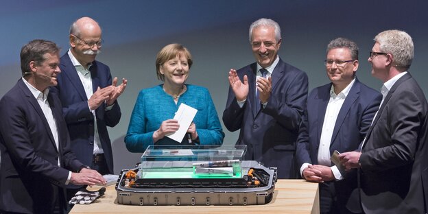 Angela Merkel, Stanislaw Tillich und andere stehen im Halbkreis und klatschen in die Hände Angela Merkel, Stanislaw Tillich und andere stehen im Halbkreis und klatschen in die Hände