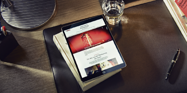 Tablet mit FAZ-"Einspruch" auf elegantem Schreibtisch Tablet mit FAZ-"Einspruch" auf elegantem Schreibtisch