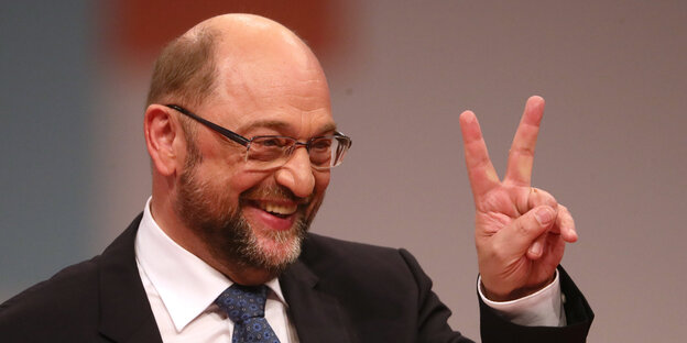 Martin Schulz macht das "Victory"-Zeichen Martin Schulz macht das "Victory"-Zeichen