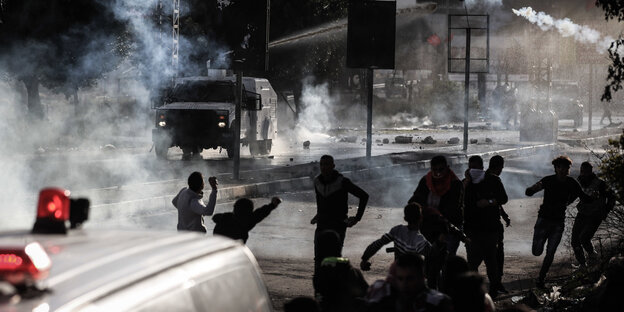 Mit Steine greifen Palästinenser den Grenzübergang Hawara bei Nablus an Mit Steine greifen Palästinenser den Grenzübergang Hawara bei Nablus an