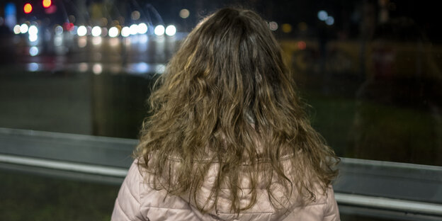 Eine Frau ist an einem U-Bahnhof von hinten zu sehen. Eine Frau ist an einem U-Bahnhof von hinten zu sehen.