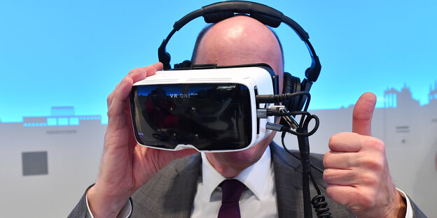 Mann mit VR-Helm Mann mit VR-Helm