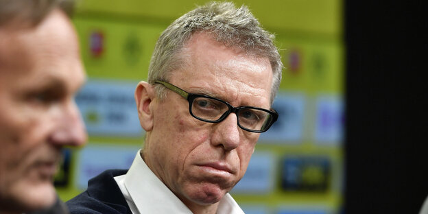 Peter Stöger auf einer Pressekonferenz verzieht den Mund Peter Stöger auf einer Pressekonferenz verzieht den Mund