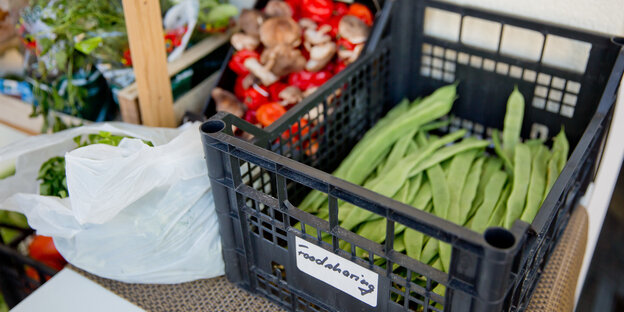 Gemüse in Behältern, auf einer Kiste steht foodsharing Gemüse in Behältern, auf einer Kiste steht foodsharing