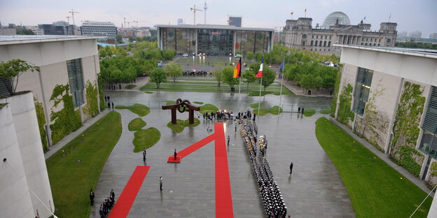 Ein roter Teppich ist vor dem Kanzleramt ausgerollt Ein roter Teppich ist vor dem Kanzleramt ausgerollt